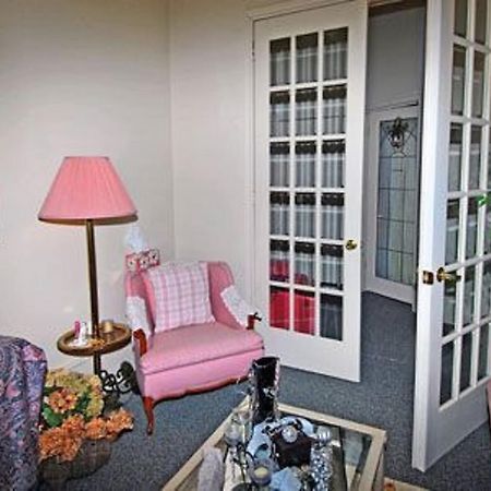 Sommerville Court Motel Bed & Breakfast Lucknow Exterior photo