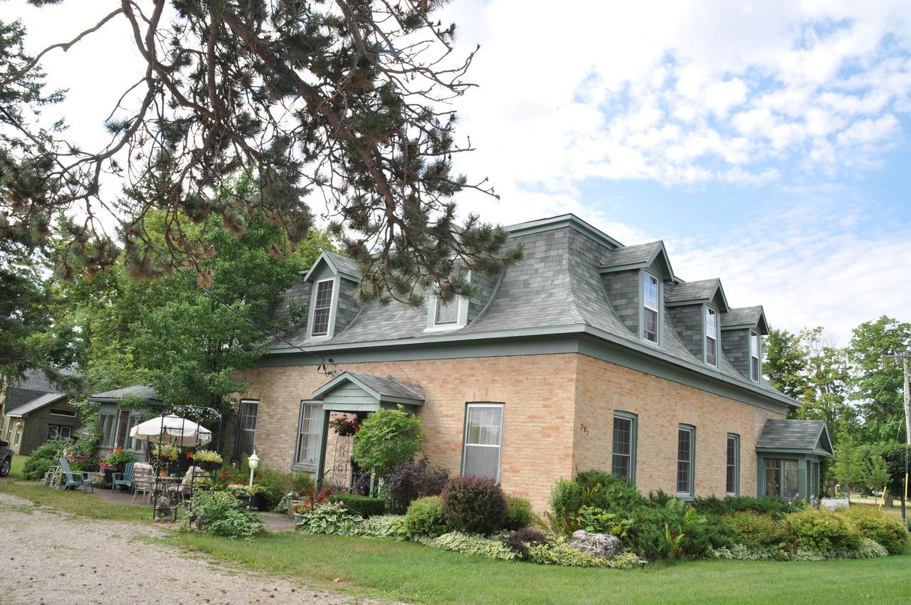Sommerville Court Motel Bed & Breakfast Lucknow Exterior photo