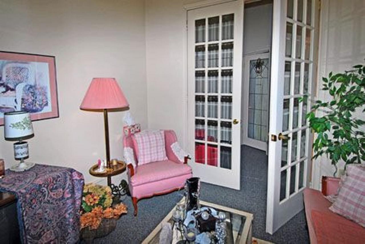 Sommerville Court Motel Bed & Breakfast Lucknow Exterior photo